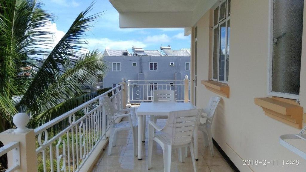 Alpha Villa Flic en Flac Exterior photo